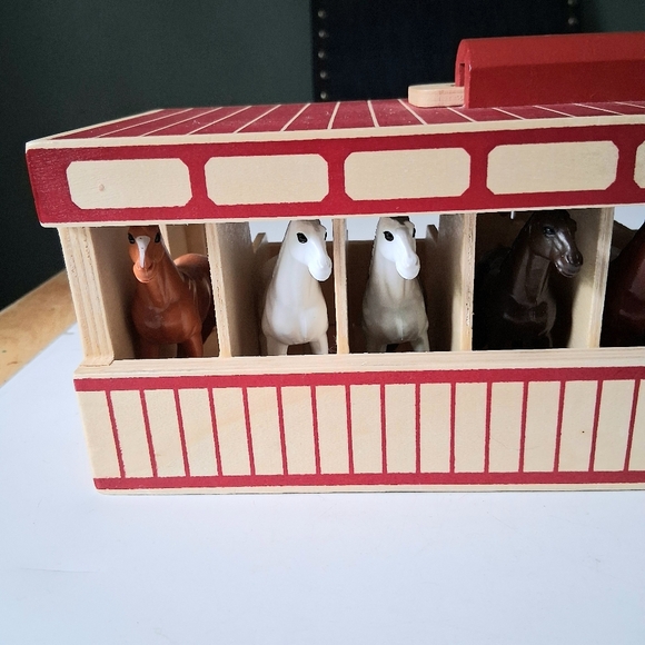 Melissa & Doug Take Along Show Horse Stable Play Set - 3744 Toy horse Figurines - Picture 11 of 16